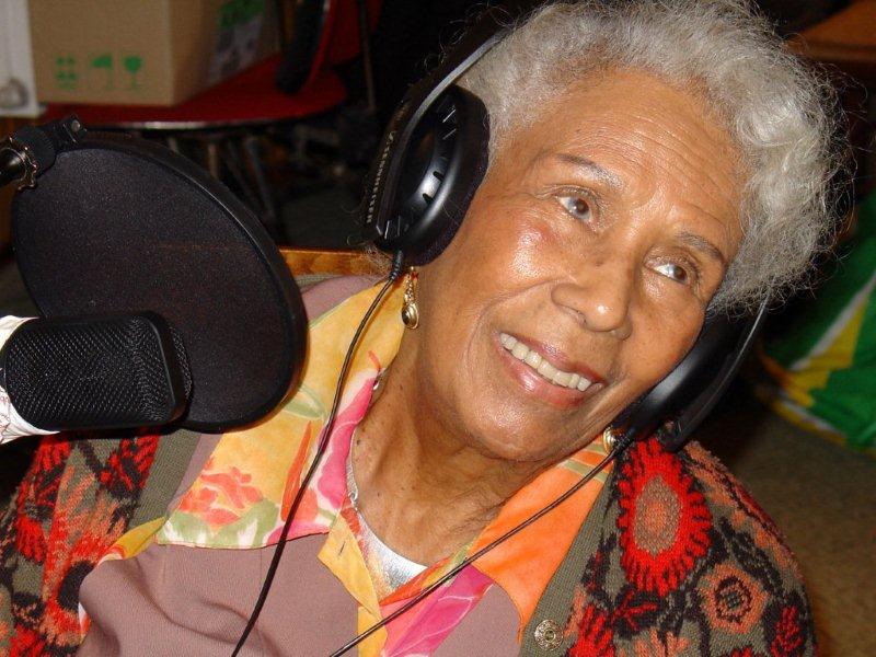 Jenny Alpha en studio radio